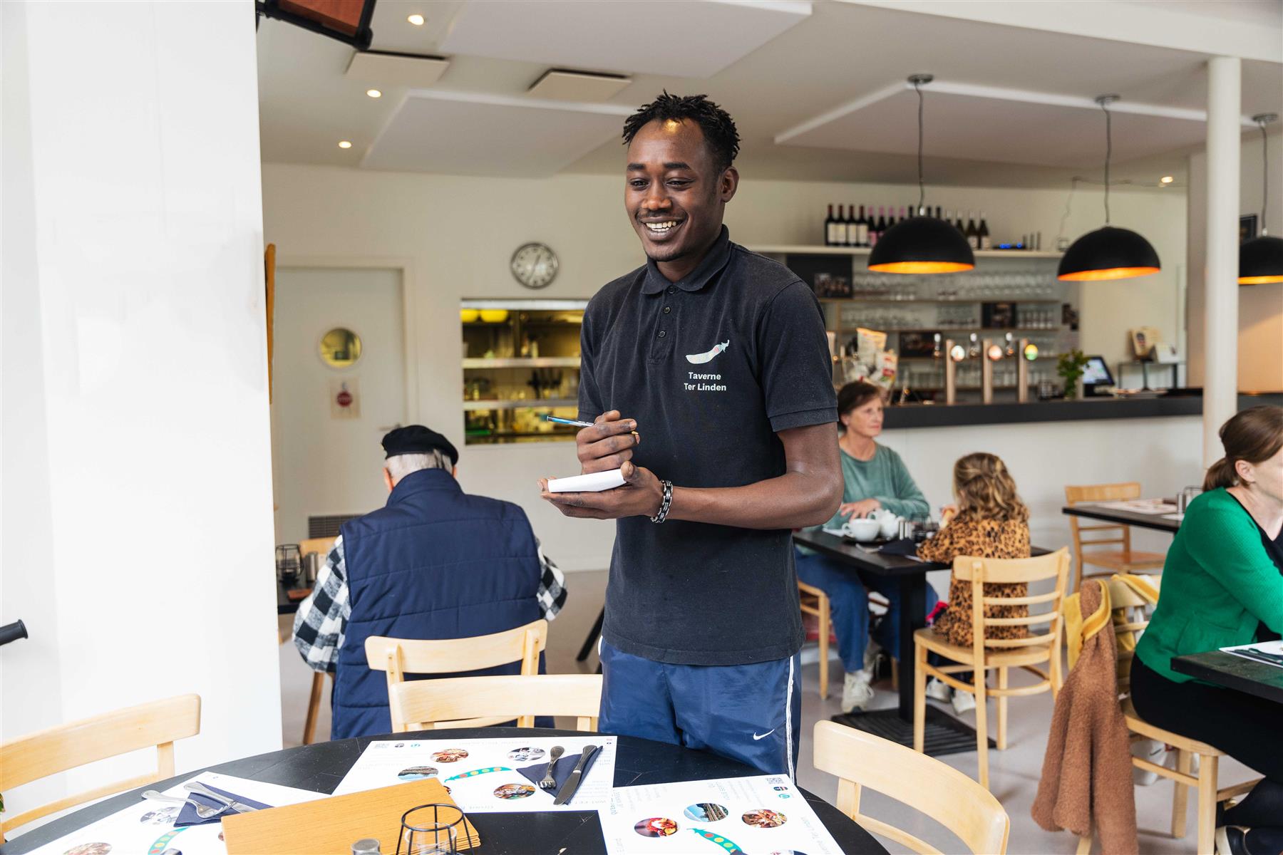 "Een warm welkom, een menu dat elke week verandert, een lokale sociale roeping  en vriendelijk personeel: ik beveel het van harte aan" - Cedric